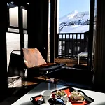 Avenue & Hotel